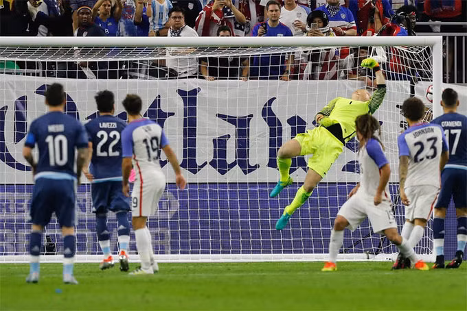 10 cú sút phạt trực tiếp của Messi làm mê hoặc khán giả