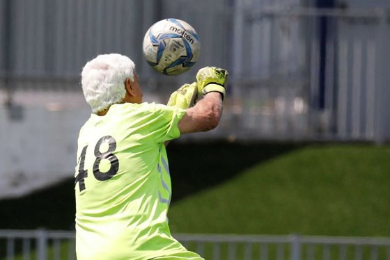 Thủ môn 73 tuổi lập kỷ lục Guinness ảnh 1 Thủ môn 73 tuổi lập kỷ lục Guinness ảnh 2