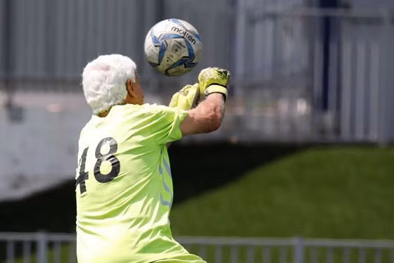 Thủ môn 73 tuổi lập kỷ lục Guinness ảnh 2