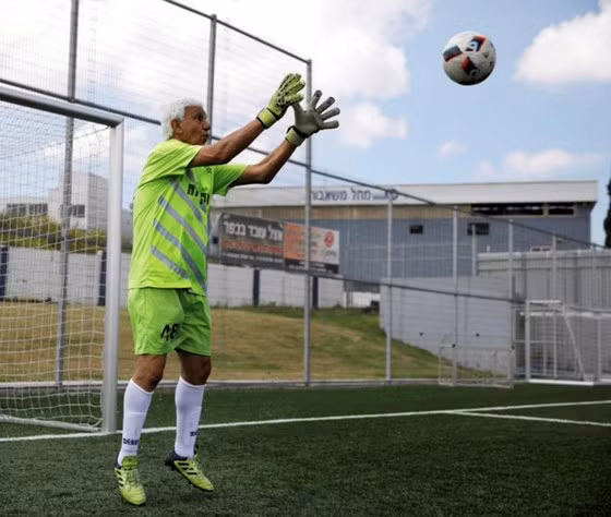 Thủ môn 73 tuổi lập kỷ lục Guinness