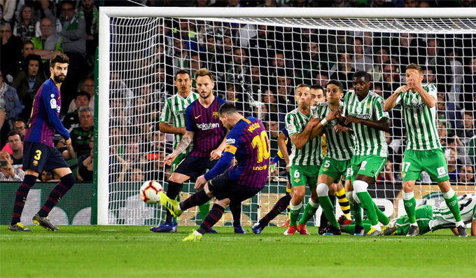 Những pha sút phạt trực tiếp của Messi làm mê hoặc khán giả ảnh 1 10 cú sút phạt trực tiếp của Messi làm mê hoặc khán giả