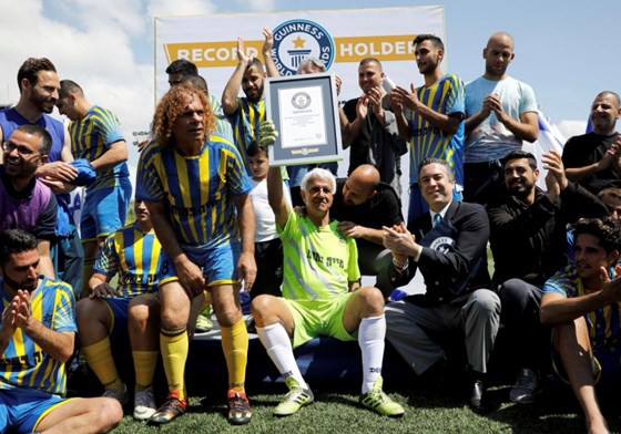 Thủ môn 73 tuổi lập kỷ lục Guinness ảnh 3 Thủ môn 73 tuổi lập kỷ lục Guinness ảnh 4