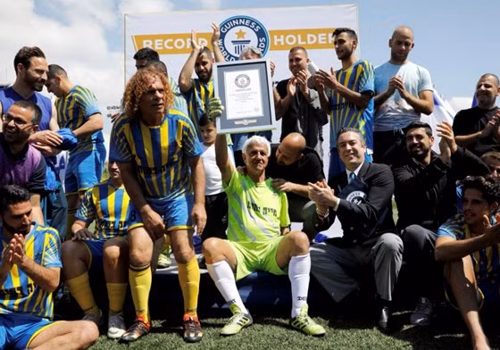 Thủ môn 73 tuổi lập kỷ lục Guinness ảnh 4