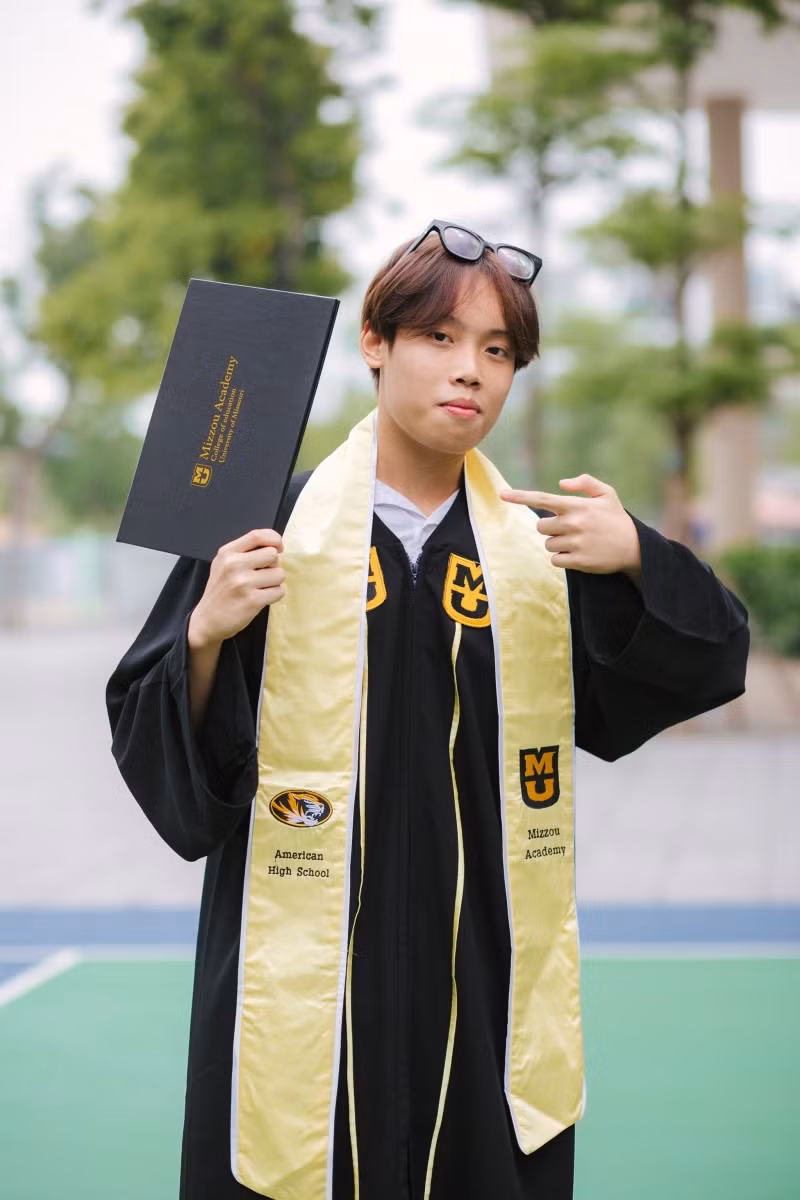 Bình An tốt nghiệp THPT Wellspring với tấm bằng THPT Hoa Kỳ của trường THPT MUHigh (thuộc Đại học Missouri)