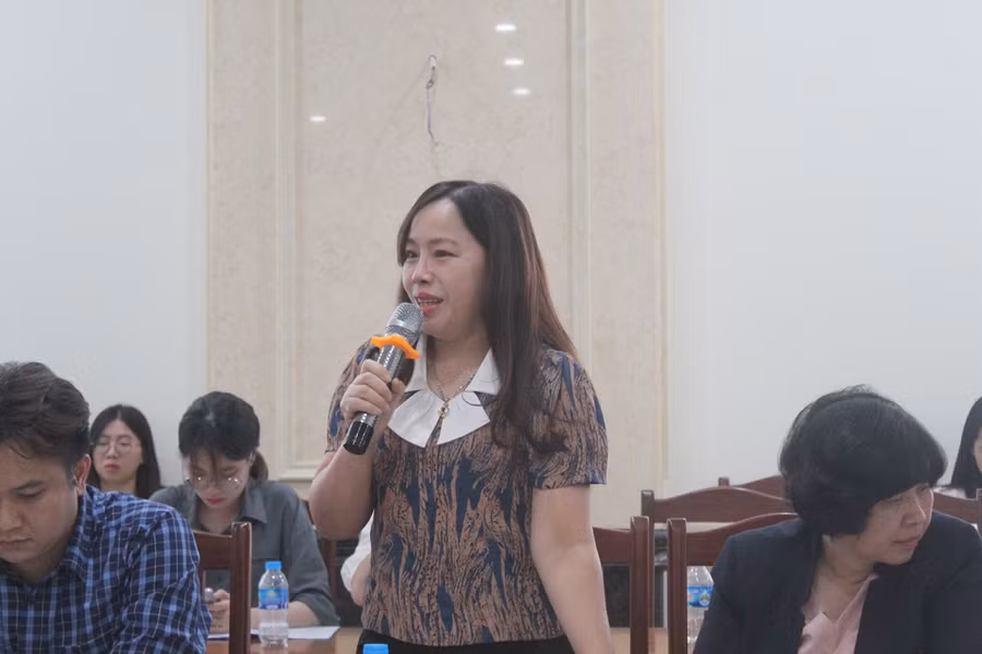 Bà Bùi Thị Thanh, Phó Giám đốc Sở GD&amp;ĐT Thanh Hoá phát biểu tham luận. (Ảnh: LT).