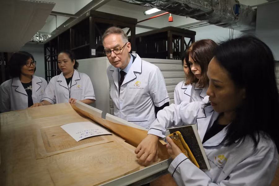 Đoàn đại biểu Viện Viễn đông Bác cổ tham quan tư liệu của Trung tâm Lưu trữ quốc gia I.