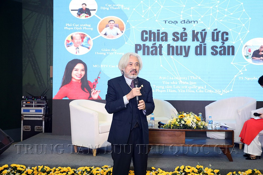Ông Nguyễn Phi Dũng - nhà sưu tầm báo chí chia sẻ tại buổi tọa đàm. Ông Nguyễn Phi Dũng - nhà sưu tầm báo chí chia sẻ tại buổi tọa đàm.