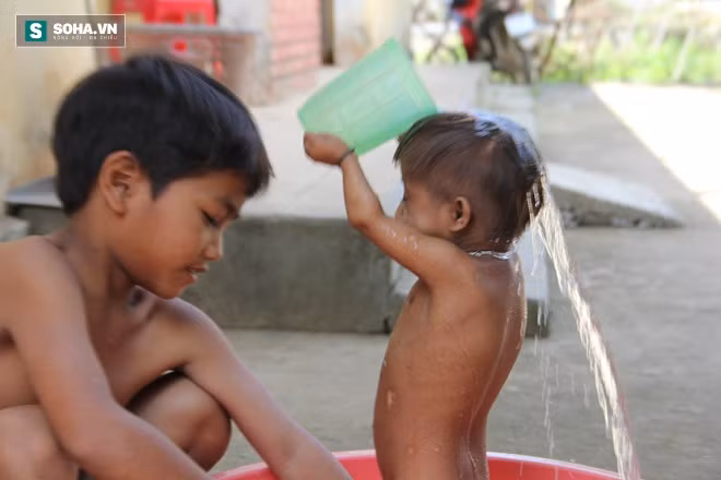  Anh trai Đinh Văn Siêng (8 tuổi, đang học lớp 3) là người chăm sóc Rể hằng ngày. Siêng nói, em Rể nhỏ nhưng rất ngoan. Siêng muốn em cùng mình đi học chung nhưng cha mẹ chưa xin được thầy cô giáo. 
