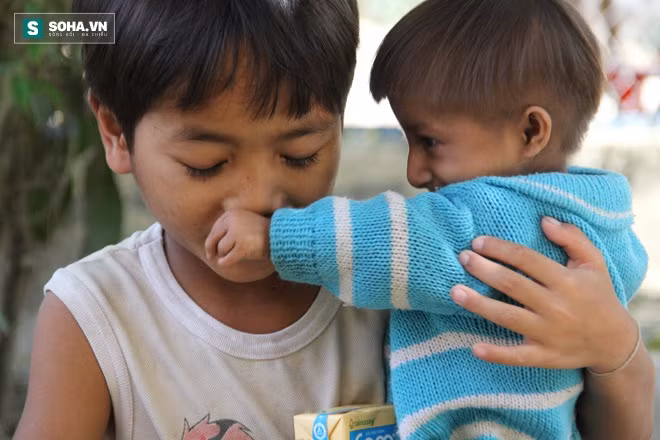 Siêng vừa là người anh nhưng cũng đồng thời là người bạn duy nhất của Rể. Mỗi ngày ngoài giờ học, Siêng dành thời gian chăm sóc em.