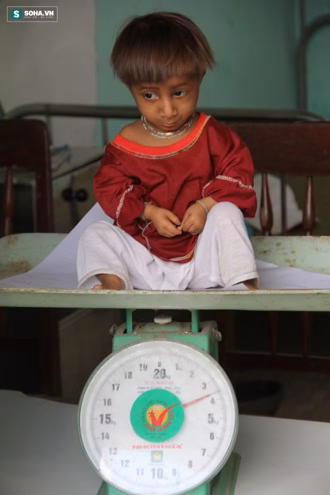 Em Rể trong lần cân mới nhất ở trạm y tế xã chỉ nặng 3,5kg