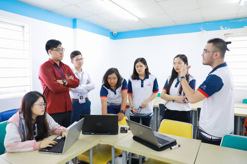 Cùng nhau thảo luận nhiều vấn đề Cùng nhau thảo luận nhiều vấn đề