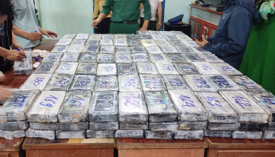 Hàng trăm gói nghi là ma tuý được Biên phòng Quảng Ngãi thu giữ.