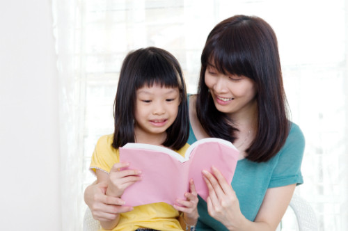 Trẻ cần đọc 1-2 cuốn sách giáo dục mỗi tháng - Ảnh:wordpress.com 1-9579-1439028270.jpg