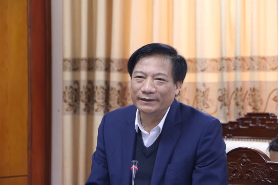 Ông Nguyễn Viết Hiển - Giám đốc Sở GD&amp;ĐT Thái Bình trao đổi tại cuộc họp.