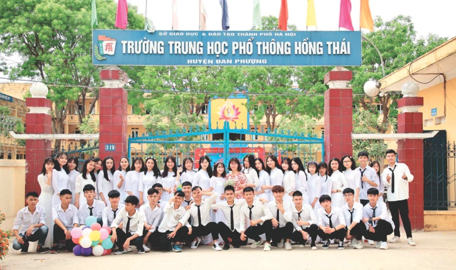 Lớp 12A1 Trường THPT Hồng Thái, huyện Đan Phượng.