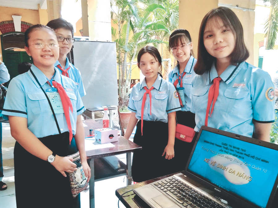 Các thành viên trong nhóm sáng tạo ra chiếc xe vệ sinh đa năng. Ảnh: TG. Các thành viên trong nhóm sáng tạo ra chiếc xe vệ sinh đa năng. Ảnh: TG.