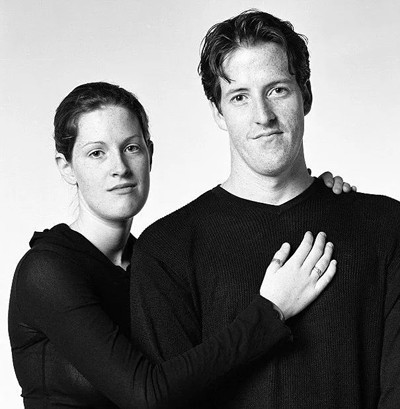 Hai người đến từ hai quốc gia khác nhau, giới tính cũng khác nhau nhưng khuôn mặt lại giống hệt nhau.