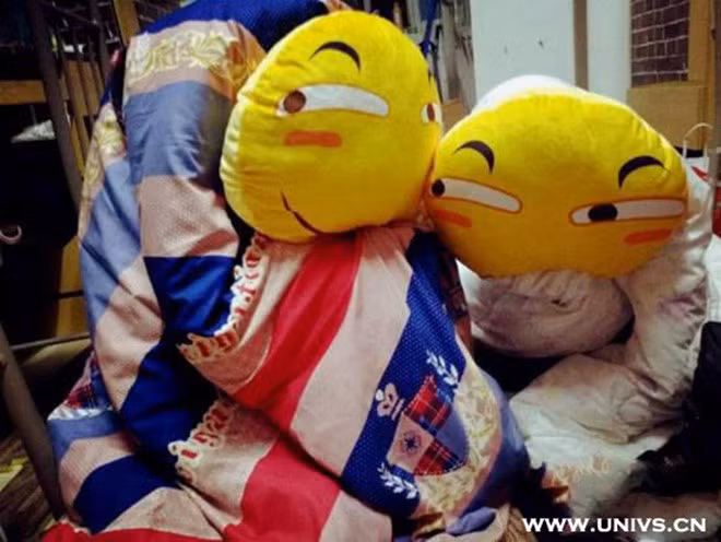 Đi kiểm tra ký túc xá, thầy giám thị tá hoả khi thấy rất nhiều "sinh vật lạ" với vẻ mặt đáng ghét trong phòng - Ảnh 5.