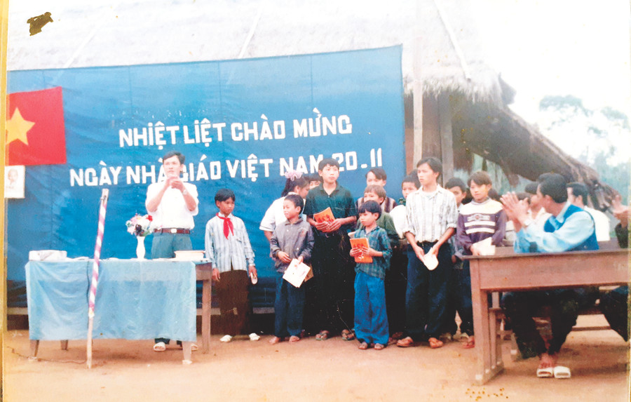 Hình ảnh lễ kỷ niệm Ngày Nhà giáo Việt Nam đầu tiên (Ảnh do đoàn công tác của tỉnh Lai Châu ghi lại) Hình ảnh lễ kỷ niệm Ngày Nhà giáo Việt Nam đầu tiên (Ảnh do đoàn công tác của tỉnh Lai Châu ghi lại)