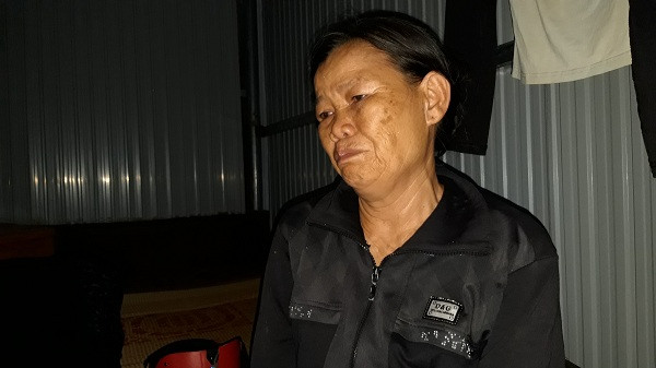 Bà Mẫu khóc òa khi sắp không giữ nổi được ngôi nhà cho 2 mẹ con nương náu. Ảnh: Trúc Hân