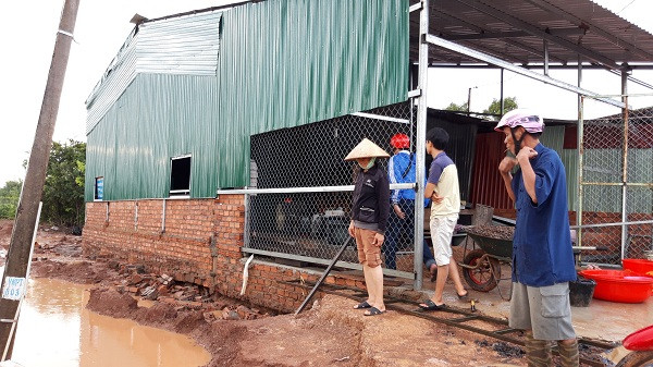 Ngôi nhà mẹ con bà Mẫu đang ở có nguy đổ sập bất cứ lúc nào do bị nước xoáy sâu vào móng. Ảnh: Trúc Hân