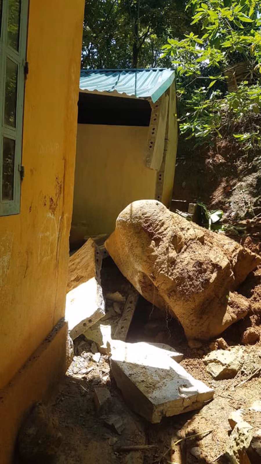 Khối đá tảng bị sạt lở làm hư hỏng nặng khu nhà vệ sinh tại điểm Trường Tiểu học Lù Dì Sán 1, xã Sán Chải, Si Ma Cai