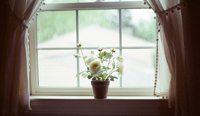 Không đặt cửa sổ dưới cột đèn.