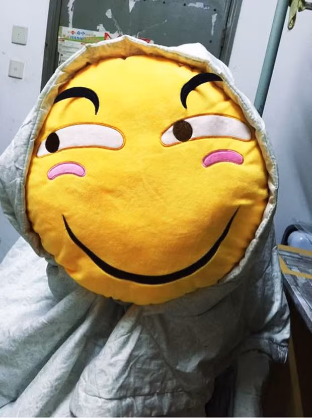 Bất ngờ đi kiểm tra ký túc, thầy giám thị phát hiện sinh vật lạ trong phòng học trò - Ảnh 4.