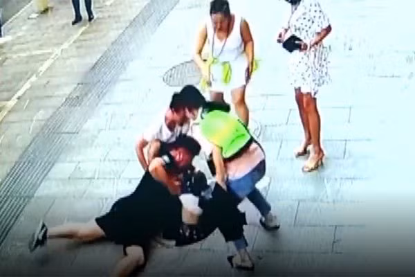 Bố nhanh tay cứu con thoát bị cống thải 