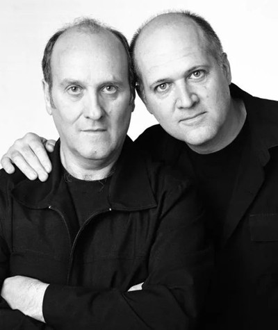 Hai người đàn ông này đến từ Thụy Sĩ và Đức. Ngoài khuôn mặt giống nhau, họ còn có điểm chung nữa là cùng là bác sĩ phẫu thuật.