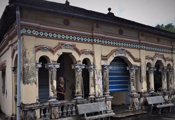 Bà Loan đứng trước ngôi nhà cổ bà đang ở. Ảnh: Trần Chánh Nghĩa. Bí ẩn ngôi mộ mang nhiều huyền thoại ở Long An