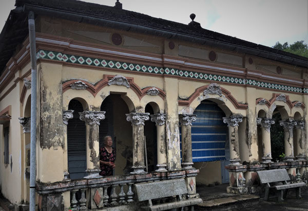 Bà Loan đứng trước ngôi nhà cổ bà đang ở. Ảnh: Trần Chánh Nghĩa. Bí ẩn ngôi mộ mang nhiều huyền thoại ở Long An