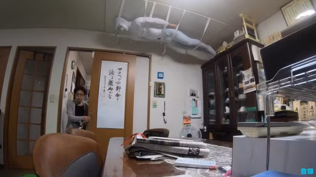 Sushi Ramen Riku giả xác ướp treo trên trần nhà để dọa bà nội.