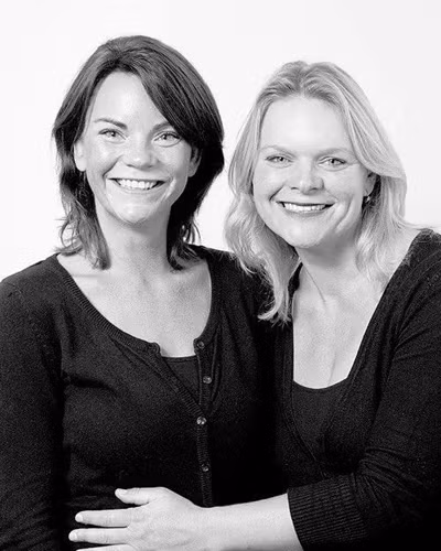 Chỉ có màu tóc là khác nhau, còn lại khuôn mặt của hai phụ nữ này giống nhau y đúc.