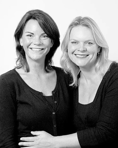 Chỉ có màu tóc là khác nhau, còn lại khuôn mặt của hai phụ nữ này giống nhau y đúc.