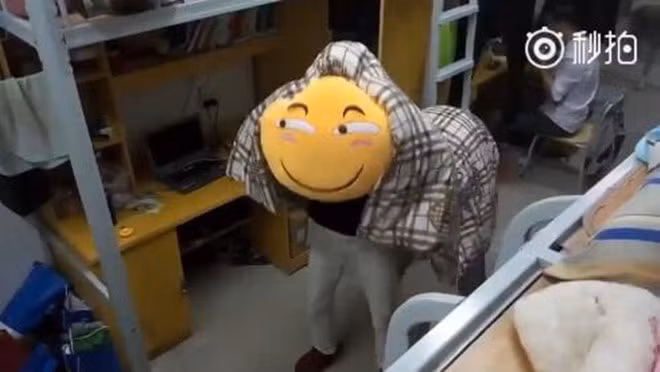 Đi kiểm tra ký túc xá, thầy giám thị tá hoả khi thấy rất nhiều "sinh vật lạ" với vẻ mặt đáng ghét trong phòng - Ảnh 2.