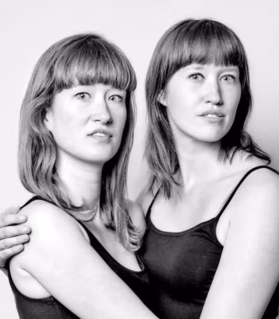 Khuôn miệng của hai người phụ nữ đến từ Canada và Anh không khác nhau chút nào.