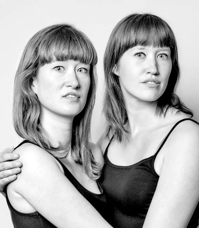 Khuôn miệng của hai người phụ nữ đến từ Canada và Anh không khác nhau chút nào.