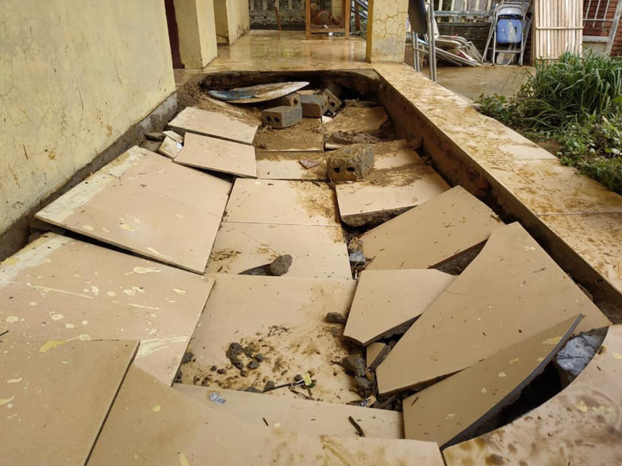 Sàn nhà khu nhà công vụ Trường THCS xã Si Ma Cai bị nứt vỡ sụt lún Sàn nhà khu nhà công vụ Trường THCS xã Si Ma Cai bị nứt vỡ sụt lún