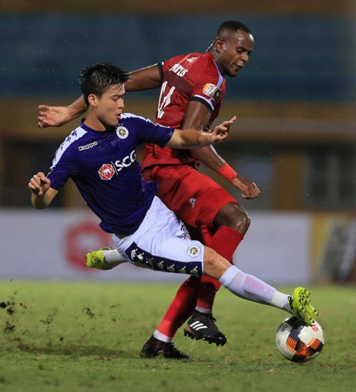 Duy Mạnh ngày càng chửng chạc ở hàng thủ.