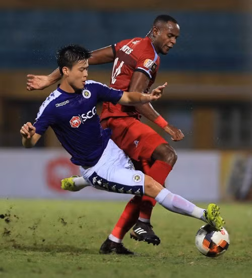 Duy Mạnh ngày càng chửng chạc ở hàng thủ.