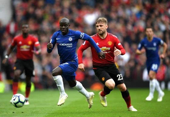 Luke Shaw bất lực nhìn N"Golo Kante (Chelsea) vượt qua.