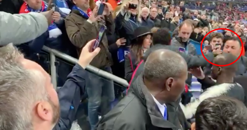 Pha vung đấm vào mặt CĐV của Neymar được lan nhanh trên mạng xã hội. Pha vung đấm vào mặt CĐV của Neymar được lan nhanh trên mạng xã hội.