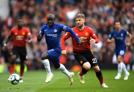 Luke Shaw bất lực nhìn N"Golo Kante (Chelsea) vượt qua.