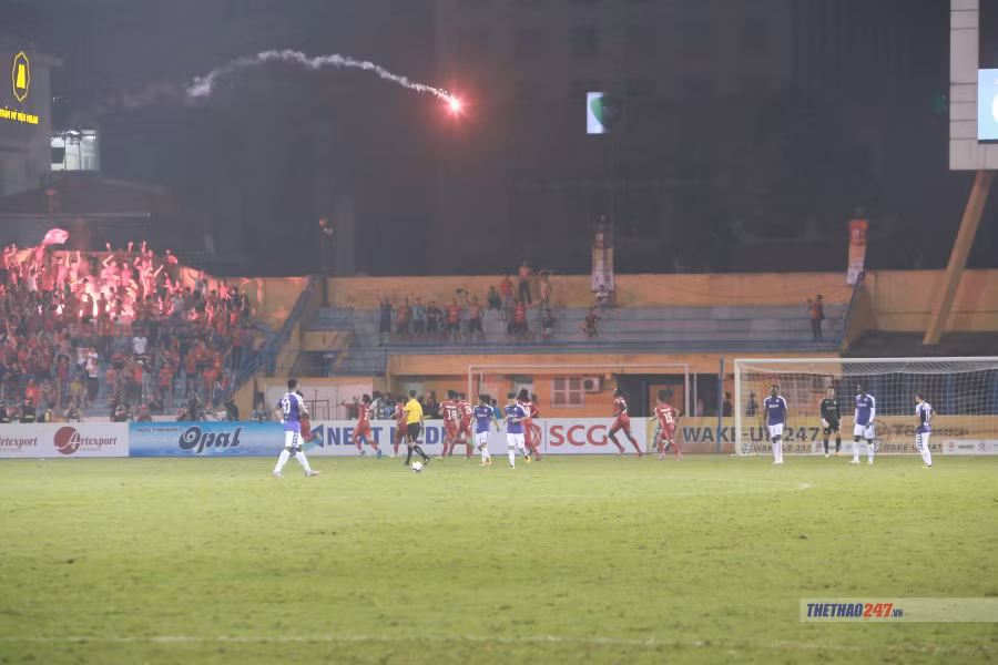 Các CĐV Hải Phòng ném pháo sáng xuống SVĐ Hàng Đẫy