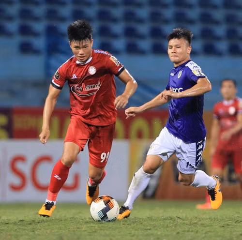 Quang Hải (phải) sẽ phân phối sức để tránh sa sút thể lực vì cuối tháng còn lên tập trung đội tuyển Việt Nam.