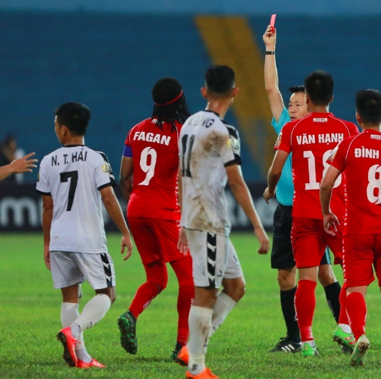 Trọng tài Đặng Đức Toàn bị treo còi vì... rút nhầm thẻ ảnh 1