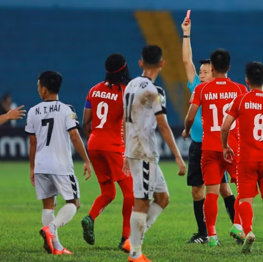 Trọng tài Đặng Đức Toàn bị treo còi vì... rút nhầm thẻ ảnh 1 Trọng tài Đặng Đức Toàn bị treo còi vì... rút nhầm thẻ ảnh 1