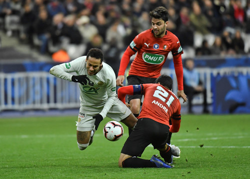 Những pha giả vờ ngã của Neymar vốn là đề tài chỉ trích của dư luận. Những pha giả vờ ngã của Neymar vốn là đề tài chỉ trích của dư luận.