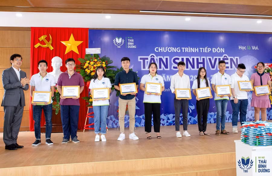 TS Phạm Quốc Lộc – Phó Hiệu trưởng Trường ĐH Thái Bình Dương trao học bổng cho tân sinh viên khóa 2020.